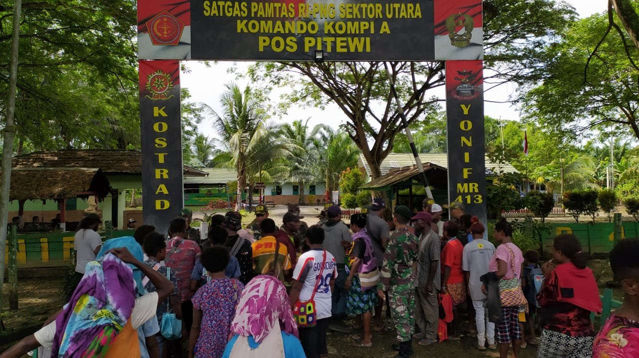 warga-perbatasan-persembahkan-tarian-suling-tambur-untuk-pos-satgas-yonif-mr-413-kostrad-220806n-rev1.jpg