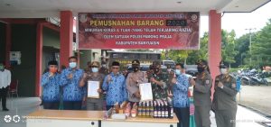 satpol-pp-banyuasin-musnahkan-565-botol-barang-bukti-minuman-keras-220806q-rev1.jpg