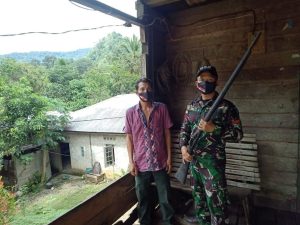 satgas-yonif-642kapuas-terima-satu-pucuk-senjata-rakitan-jenis-lantak-dari-warga-perbatasan-2208064-rev1.jpg