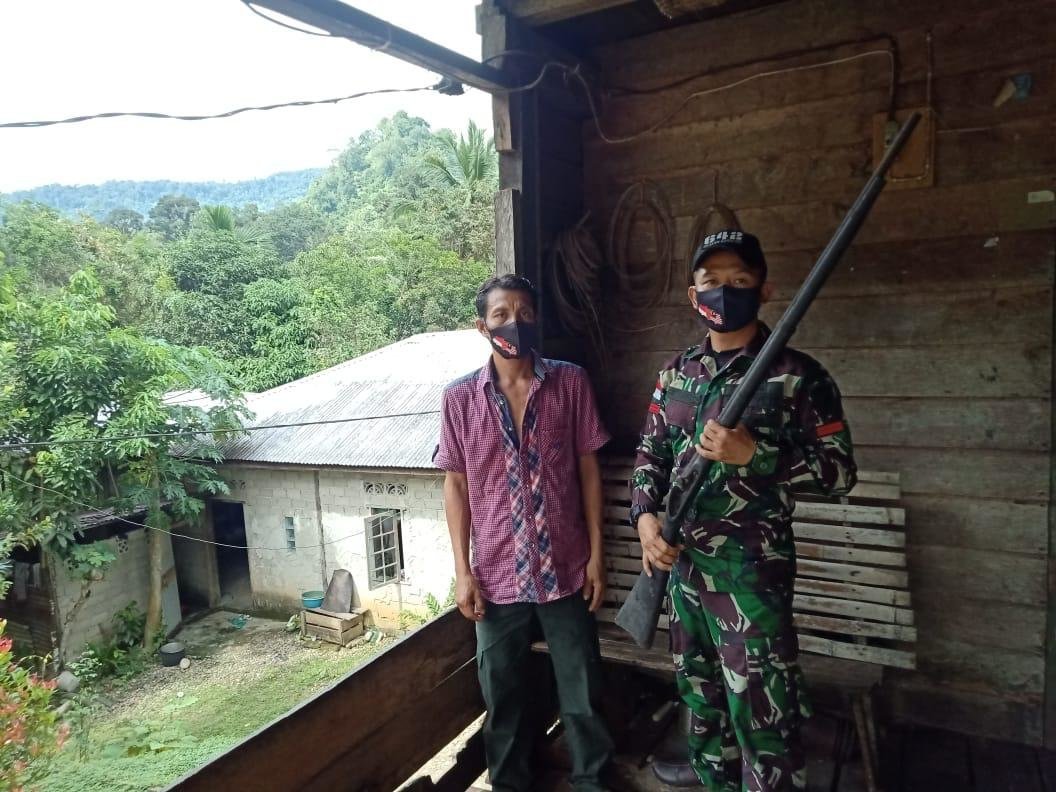 satgas-yonif-642kapuas-terima-satu-pucuk-senjata-rakitan-jenis-lantak-dari-warga-perbatasan-2208064-rev1.jpg