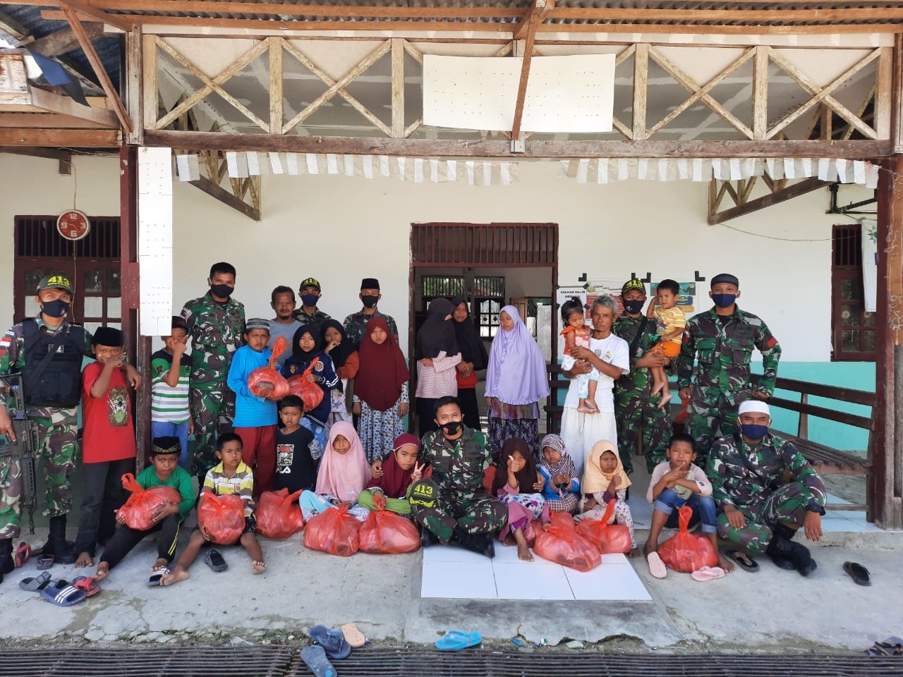 satgas-yonif-mr-413-kostrad-berbagi-kebahagiaan-dengan-anak-panti-asuhan-di-distrik-arso-220806e-rev1.jpg