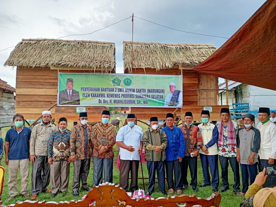 kakanwil-serahkan-bantuan-untuk-pesantren-seribandung-2208063-rev2.jpg