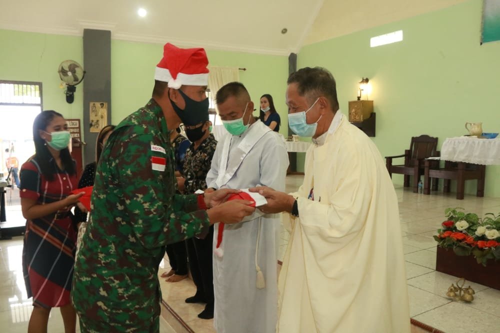 satgas-pamtas-ri-mly-yonif-raider-200bn-bagikan-topi-sinterklas-di-gereja-gkii-dan-gereja-stveronica-220806o-rev2.jpg