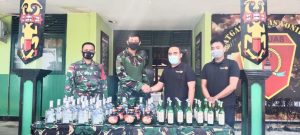 satgaspamtasyonif-642kapuas-amankan-pelaku-penyelundupan-minuman-keras-220806v-rev2.jpg