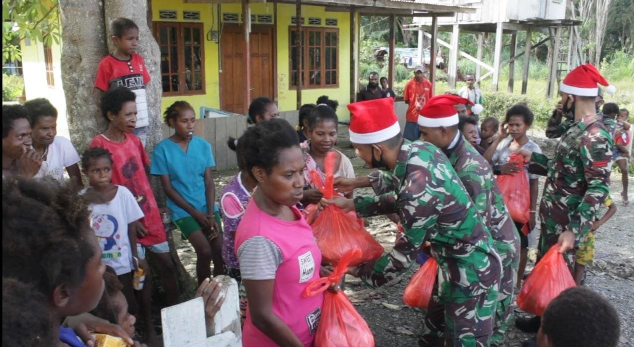 satgas-yonif-mr-413-kostrad-salurkan-1250-paket-sembako-natal-untuk-masyarakat-di-wilayah-perbatasan-ri-png-220806g-rev1.jpg