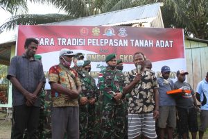 warga-kampung-skofro-hibahkan-tanah-adat-seluas-21-hektar-kepada-satgas-yonif-mr-413-bremoro-kostrad-220806y-rev1.jpg