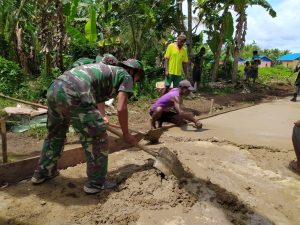 tingkatkan-kekompakan-dan-kebersamaan-satgas-pamtas-yonif-125-gotong-royong-bangun-jalan-di-kampung-toray-220806k-rev1.jpg