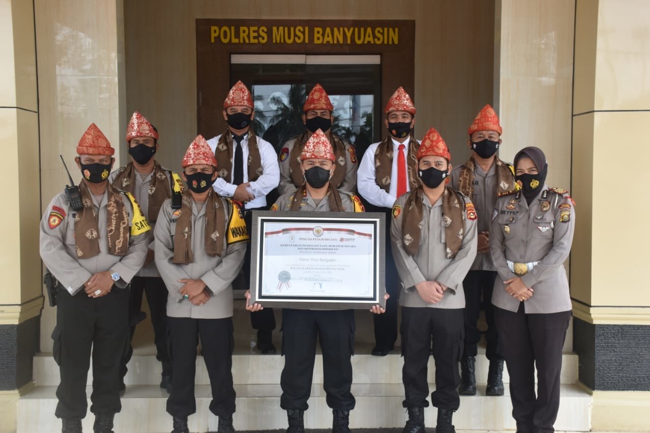 polres-muba-diganjar-penghargaan-dari-menpan-rb-220806f-rev2.jpg