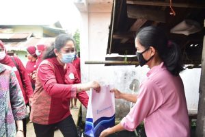 peringatan-hari-ibu-tp-pkk-sumsel-bagikan-400-paket-bantuan-220806l-rev1.jpg