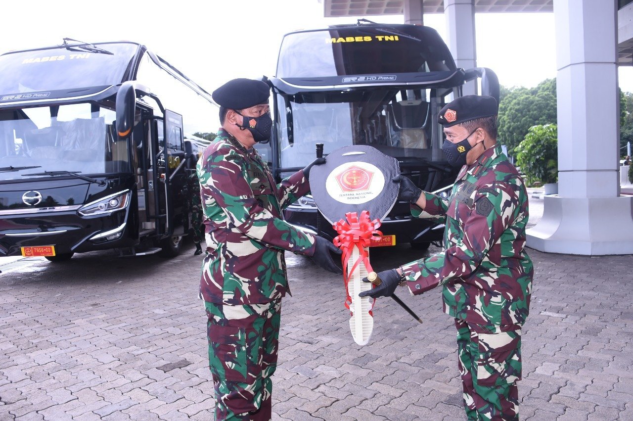 panglima-tni-serahkan-kendaraan-operasional-kepada-dandenma-mabes-tni-2208060-rev2.jpg