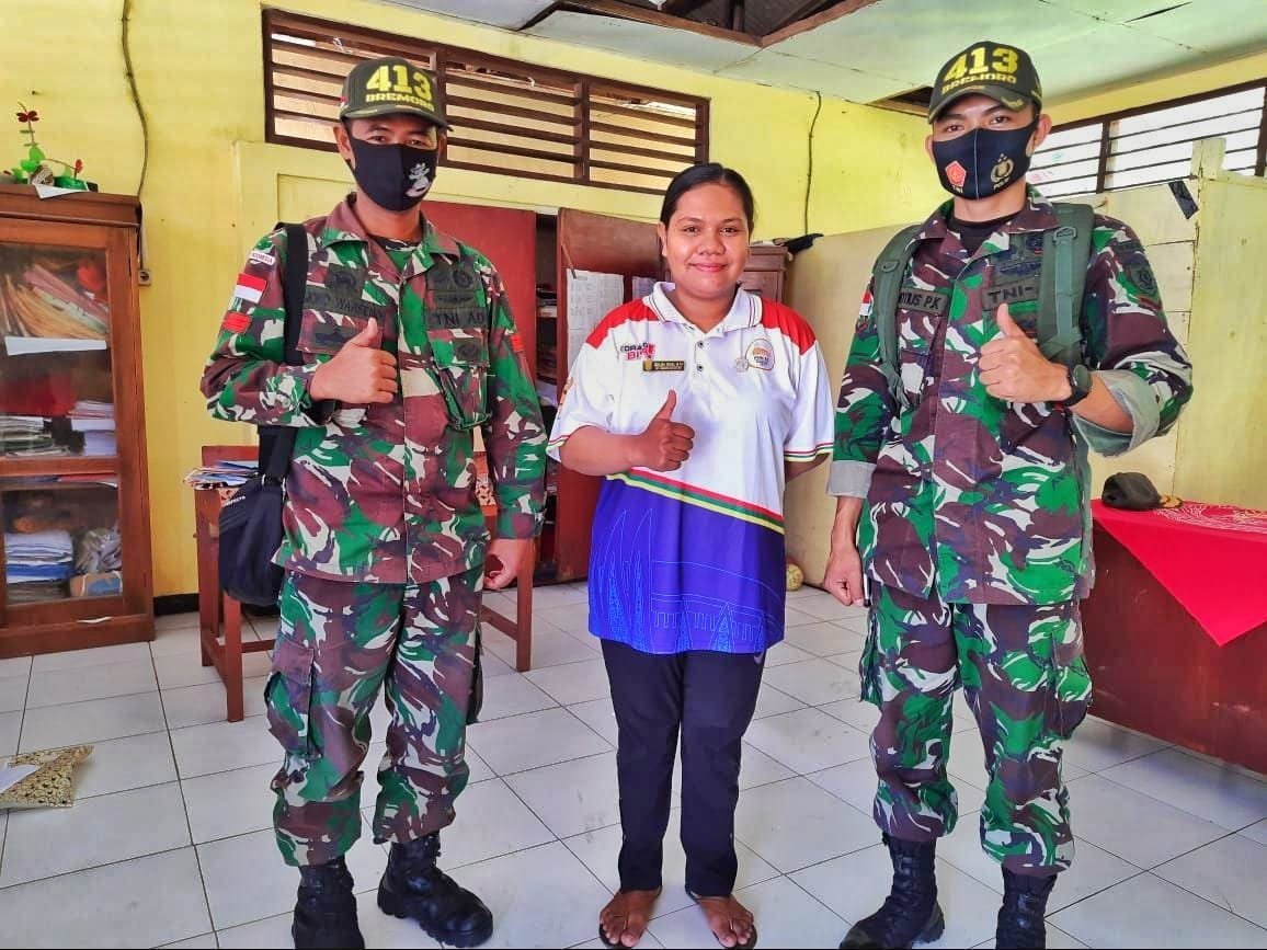 satgas-yonif-mr-413-kostrad-bersama-gurubertekadcerdaskan-anak-perbatasan-ri-png-2208068-rev2.jpg