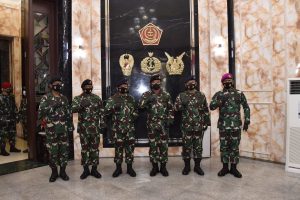 panglima-tni-terima-laporan-kenaikan-pangkat-lima-perwira-tinggi-220806k-rev1.jpg