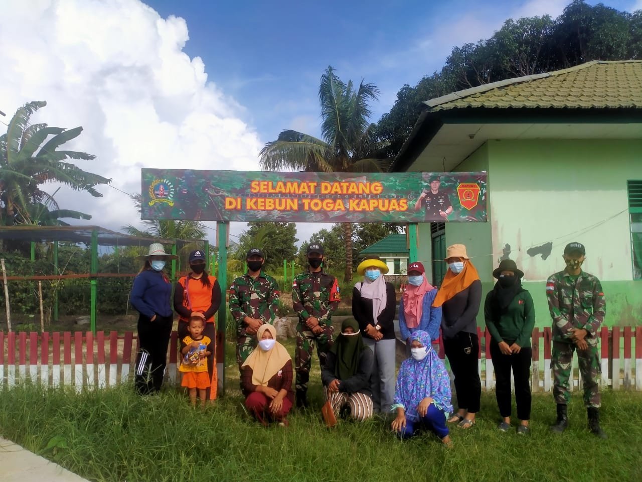 manfaatkan-lahan-kosong-satgas-pamtas-yonif-642kapuas-ajak-warga-temajuk-berkebun-220806h-rev1.jpg