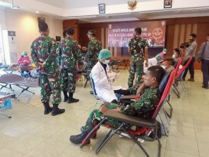 jelang-peringatan-hari-juang-kartika-satgas-yonif-mr-413-kostrad-donorkan-darah-220806c-rev1.jpg