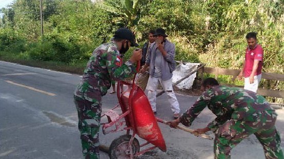 antisipasi-kecelakaan-satgas-yonif-642-perbaiki-jalan-berlubang-bersama-warga-220806d-rev1.jpg