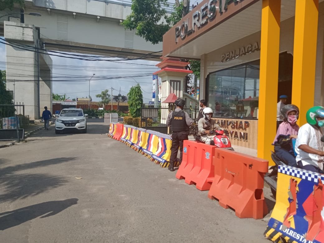 pintu-masuk-gerbang-mapolrestabes-palembang-di-perketat-2208066-rev1.jpg