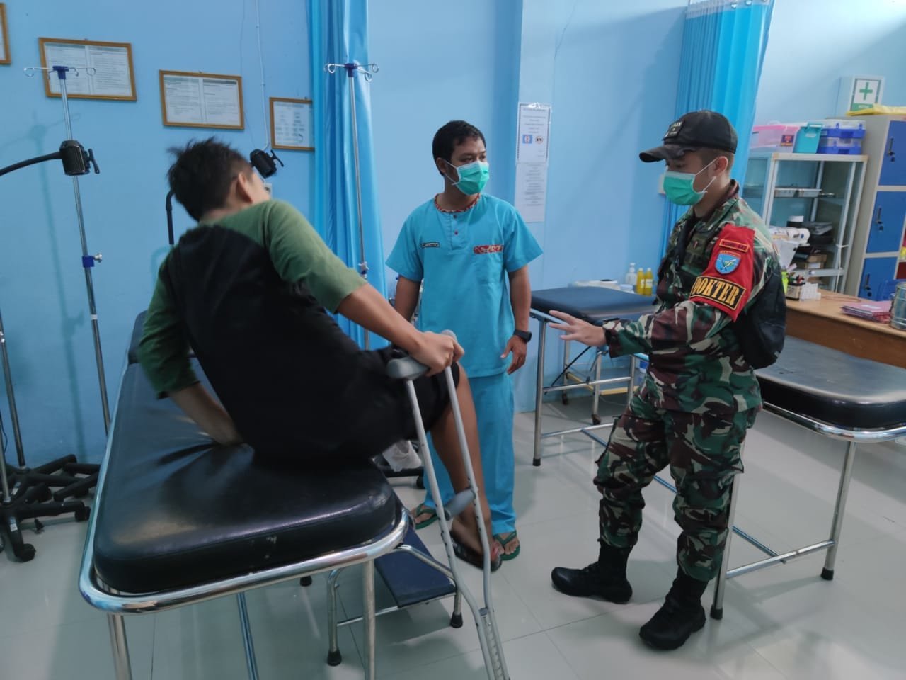 dokter-satgas-yonif-642kapuas-bantu-evakuasi-warga-yang-sakit-ke-fasilitas-kesehatan-terdekat-220806t-rev2.jpg