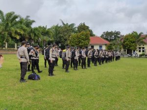 48-personil-polres-pagaralam-dikirim-ke-musi-rawas-pesan-kapolres-jaga-kehormatan-220806s-rev2.jpg