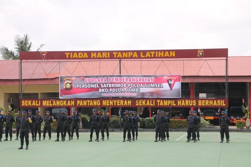 kapolda-pimpin-apel-pemberangkatan-1-ssk-satbrimob-polda-sumsel-220806r-rev2.jpg