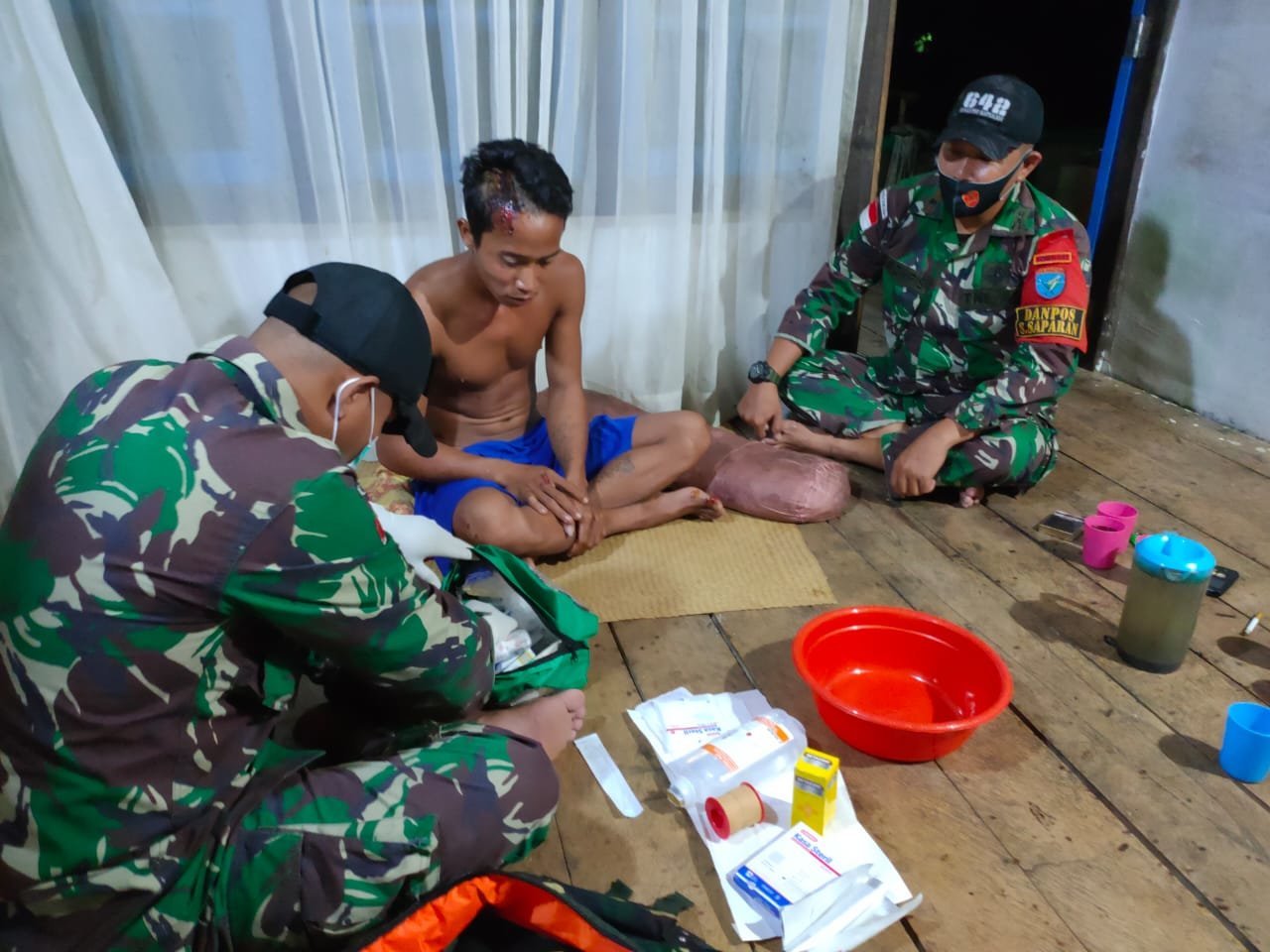 jatuh-dari-motor-warga-dusun-sei-saparandiobati-personel-satgas-pamtas-yonif-642kapuas-220806a-rev1.jpg