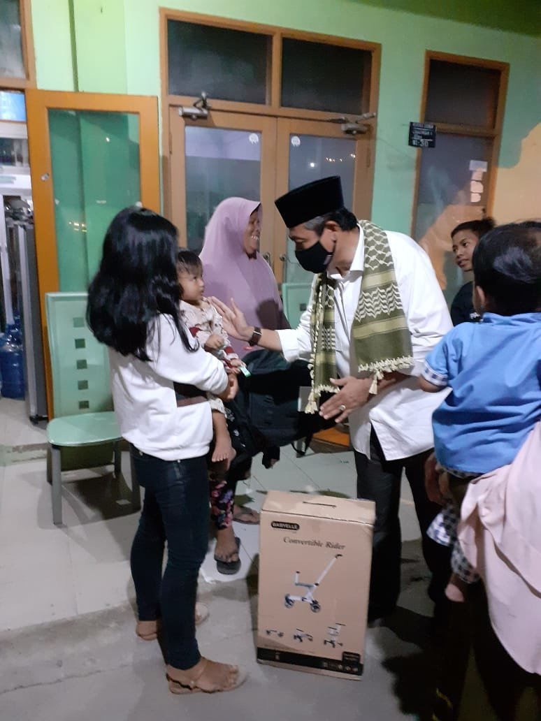 h-endang-pu-peduli-sampaikan-bantuan-untuk-bayi-2208069-rev1.jpg