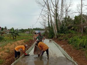 semangat-gotong-royong-satgas-pamtas-yonif-642kapuas-bersama-warga-bangun-jalan-desa-220806a-rev1.jpg