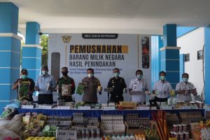 satgas-yonif-642-bersama-bea-cukai-dan-instansi-terkait-musnahkan-bmn-hasil-penindakan-220806s-rev2.jpg