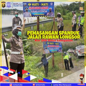 sat-lantas-polres-muba-pasang-spanduk-imbauan-di-3-titik-jalan-rawan-longsor-220806d-rev2.jpg