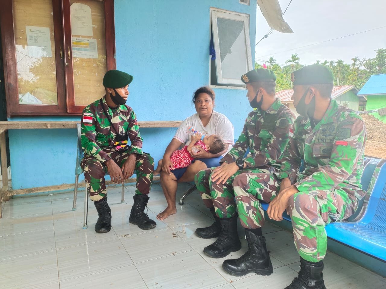 satgas-yonif-mr-413-kostrad-keliling-kampung-kuatkan-ikatan-silaturahmi-di-papua-220806n-rev1.jpg