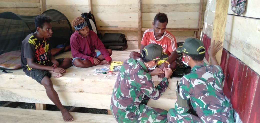 pemuda-sakit-malaria-diobati-satgas-yonif-413-kostrad-220806c-rev1.jpg
