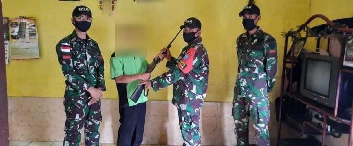 satgas-pamtas-ri-malaysia-yonif-642kapuas-kembali-terima-1-pucuk-senjata-dari-warga-220806r-rev1.jpg