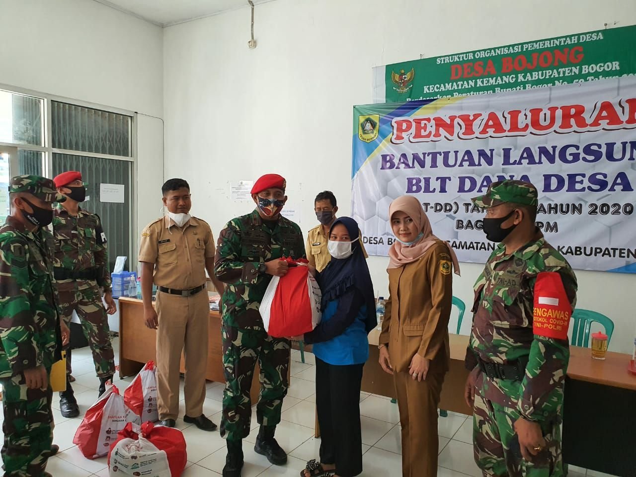 bersama-rimba-kopassus-berbagi-sembako-di-kaki-gunung-gede-pangrango-2208062-rev1.jpg