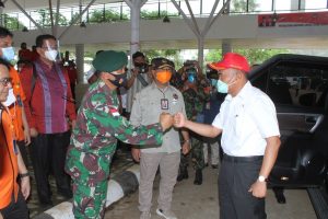 dansatgas-yonif-mr-413-kostrad-sambut-menko-pmk-di-pasar-wisata-perbatasan-skouw-ri-png-220806c-rev1.jpg