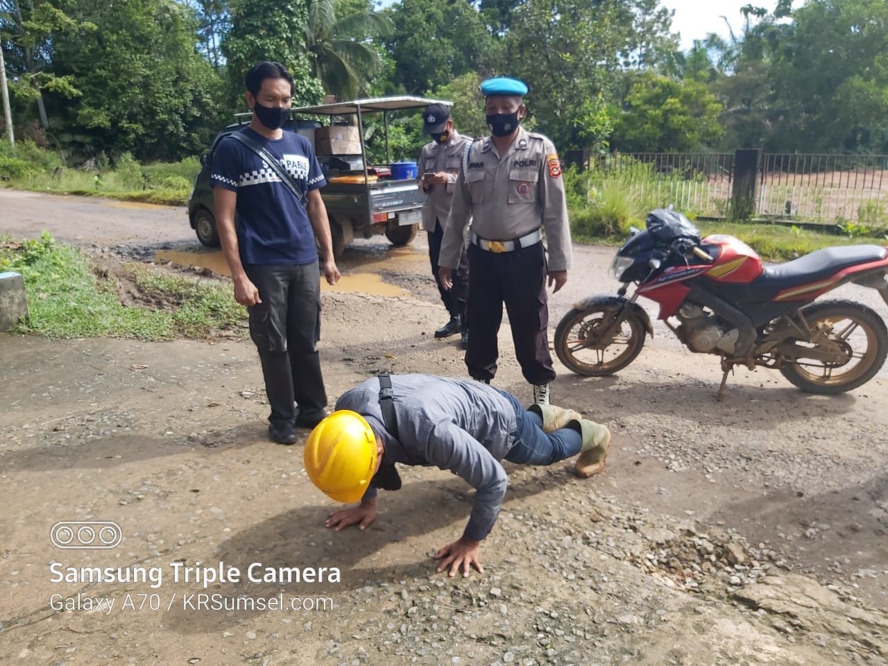 razia-masker-kapolsek-plakat-tinggi-terapkan-sanski-push-up-bagi-warga-yang-terjaring-220806y-rev2.jpg