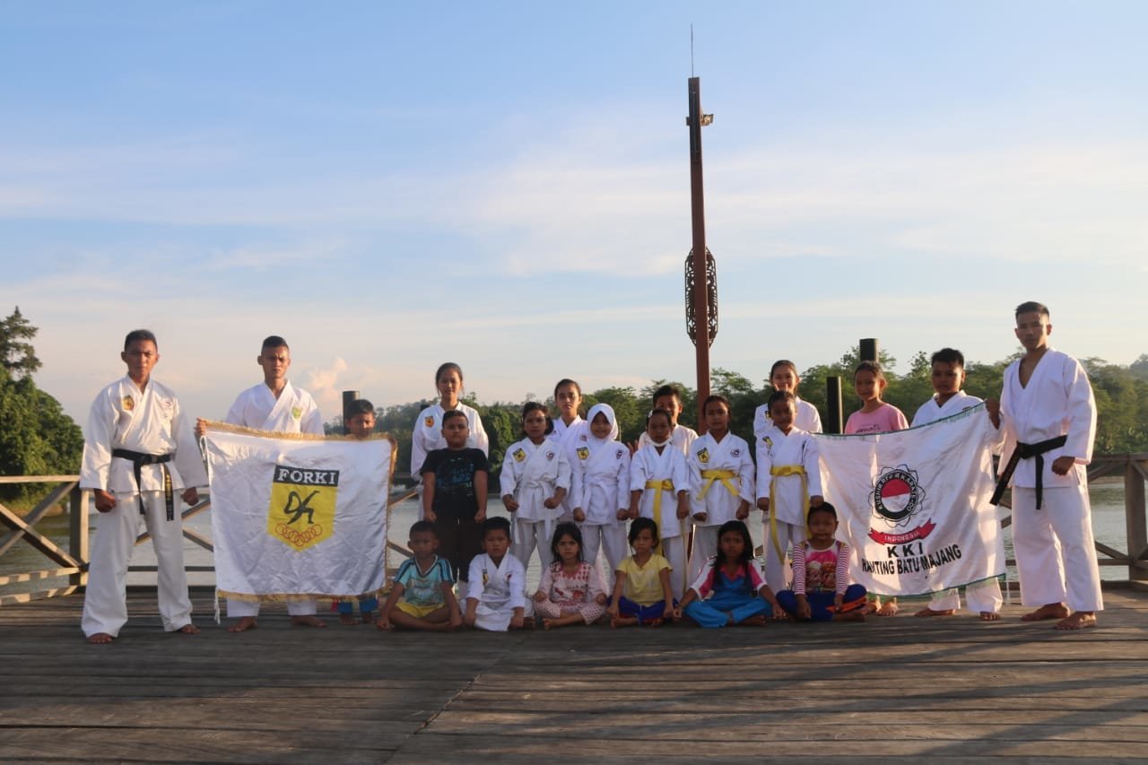 tak-hanya-pencak-silat-satgas-pamtas-ri-mly-yonif-raider-200bn-latihkan-bela-diri-karate-di-perbatasan-2208062-rev2.jpg