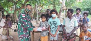 satgas-yonif-125-gandeng-mjc-bagikan-bingkisan-dan-pakaian-untuk-anak-anak-kampung-kondo-220806u-rev2.jpg