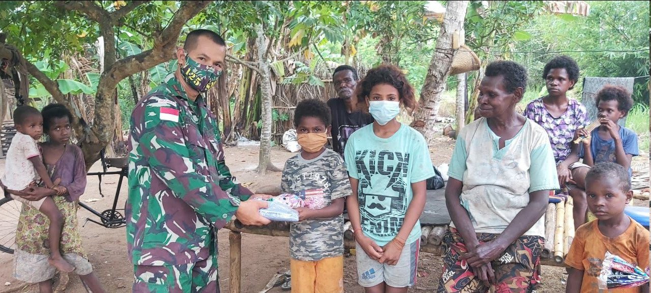 satgas-yonif-125-gandeng-mjc-bagikan-bingkisan-dan-pakaian-untuk-anak-anak-kampung-kondo-220806u-rev2.jpg