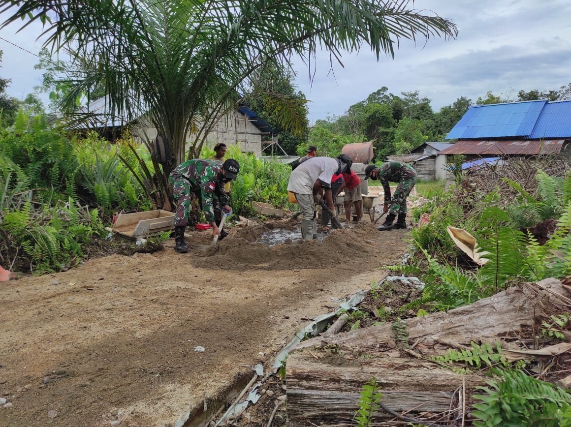 personel-satgas-pamtas-yonif-642-bersama-warga-desa-sungai-bening-perbaiki-jalan-setapak-220806a-rev1.jpg