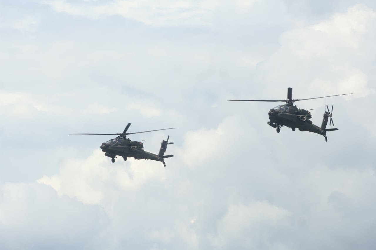 tembakan-udara-apache-belah-langit-martapura-220806z-rev1.jpg