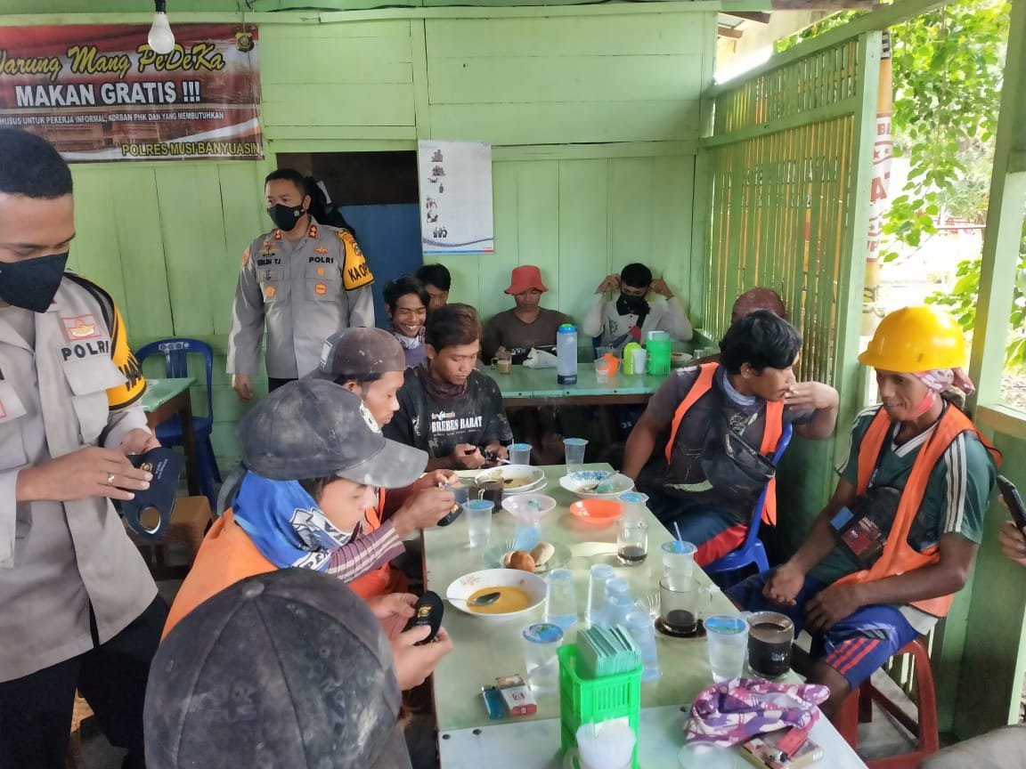 jumat-berkah-polres-muba-terus-sediakan-makanan-gratis-bagi-warga-2208067-rev2.jpg
