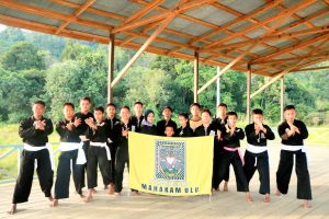 satgas-pamtas-ri-mly-yonif-raider-200bn-ajarkan-bela-diri-pencak-silat-psht-220806j-rev2.jpg