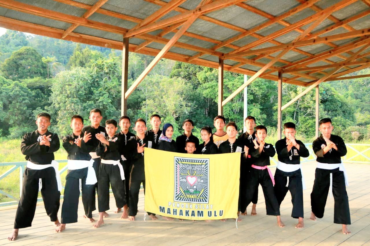 satgas-pamtas-ri-mly-yonif-raider-200bn-ajarkan-bela-diri-pencak-silat-psht-220806j-rev2.jpg