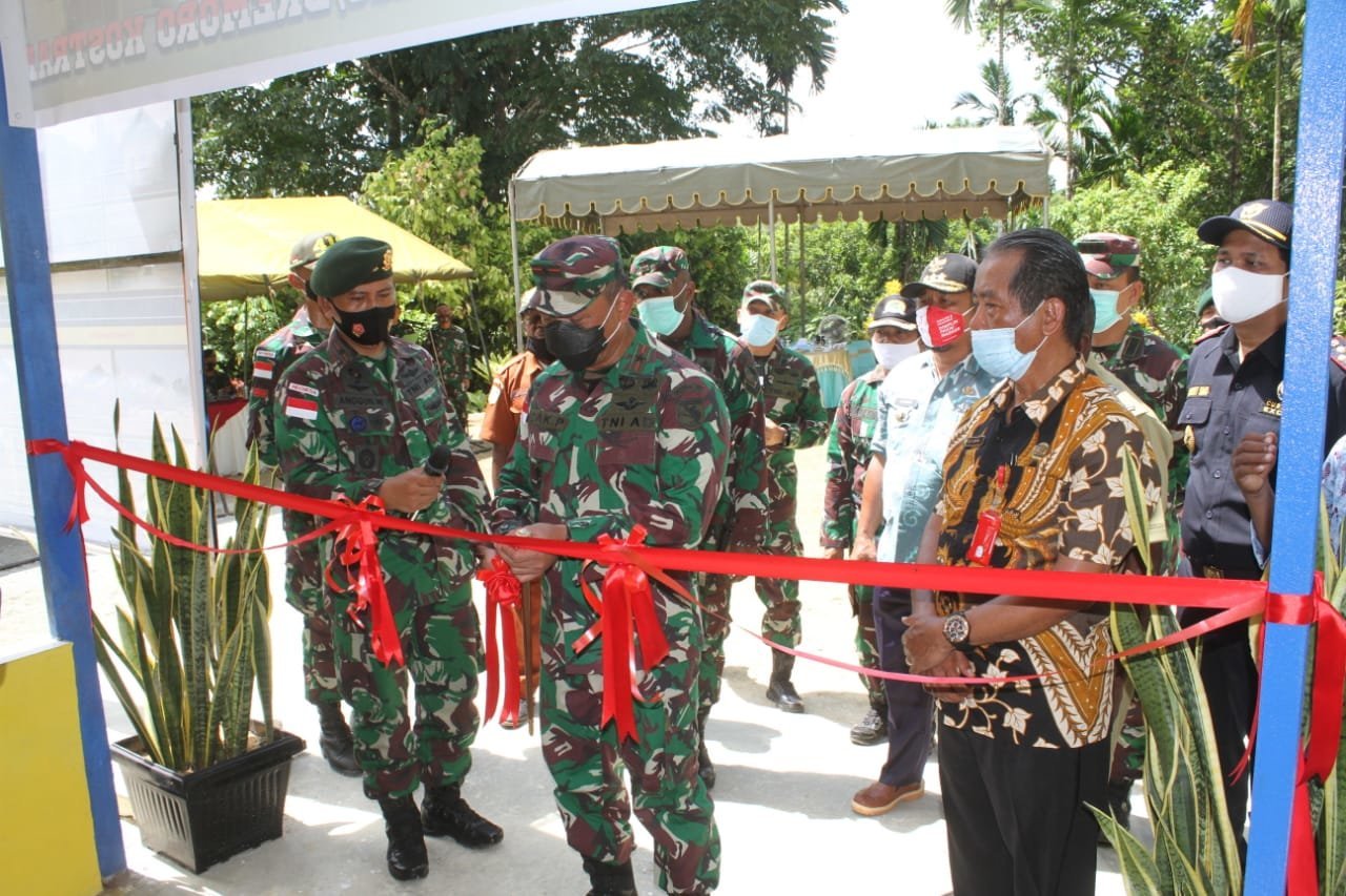 bersama-dankolakopsrem-172pwy-satgas-yonif-413-kostrad-resmikanperbaikangereja-di-kampung-yowong-2208067-rev2.jpg
