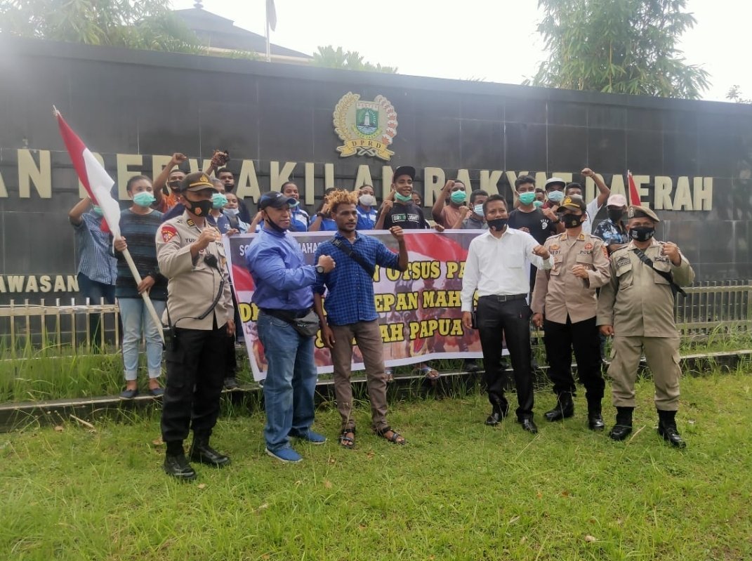 pemuda-papua-berunjukrasa-minta-otsus-dilanjutkan-220806w-rev1.jpg