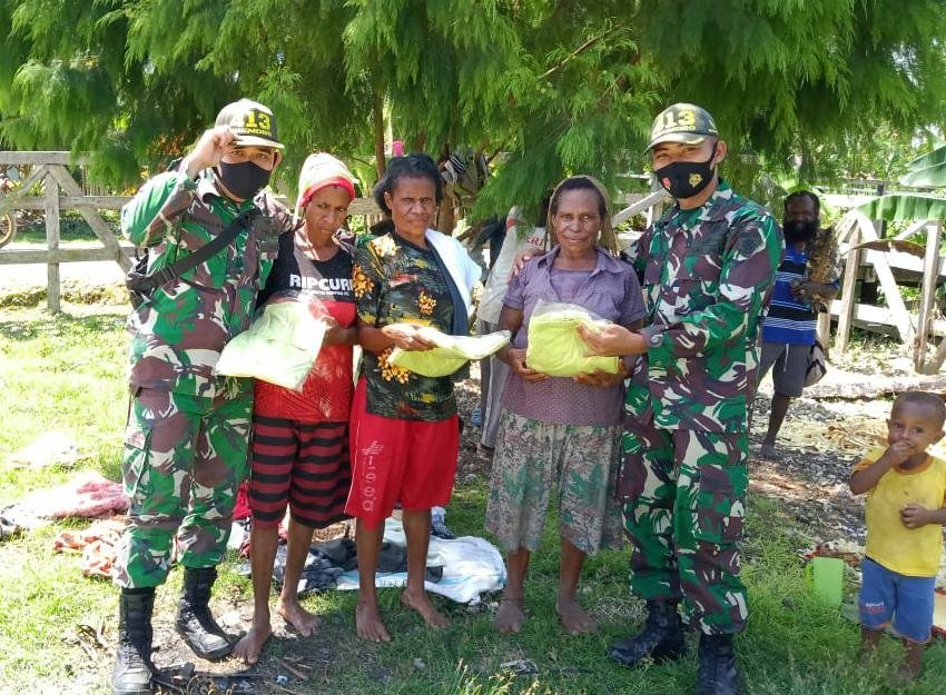 satgas-yonif-mr-413-kostrad-berikan-baju-layak-pakai-di-kampung-ifia-fia-220806v-rev1.jpg