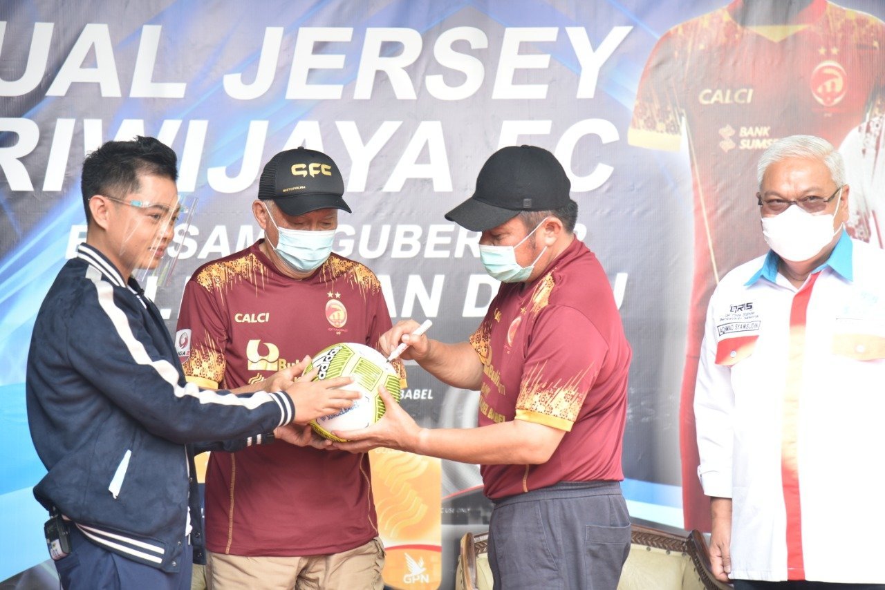 lapak-jualan-jersey-sfc-gubernur-herman-deru-diserbu-pembeli-220806n-rev2.jpg