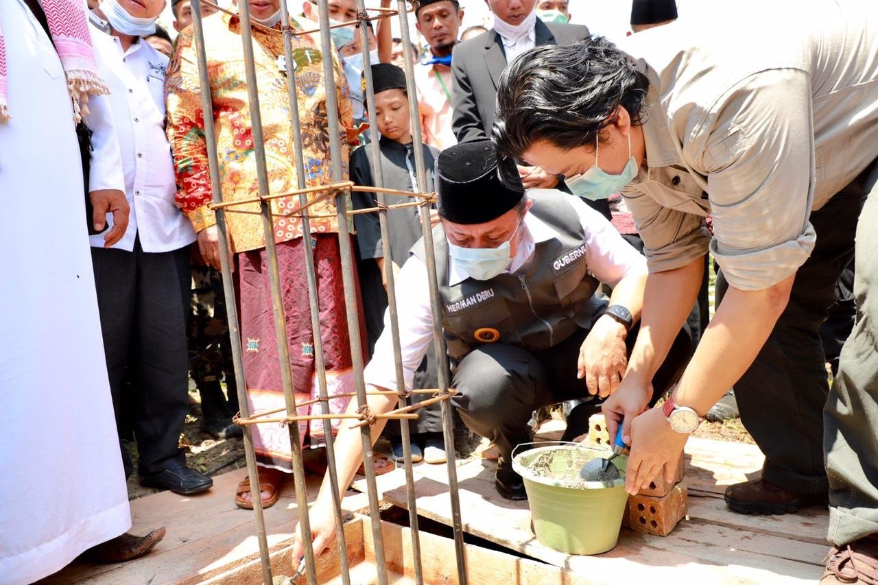 herman-deru-letakan-batu-pertama-pembangunan-ponpes-berbasis-ekonomi-di-sumsel-220806w-rev1.jpg