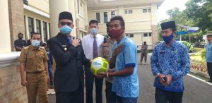 aksi-sejuta-bola-gubernur-herman-deru-bagikan-bola-untuk-17-klub-termasuk-pagaralam-220806n-rev2.jpg