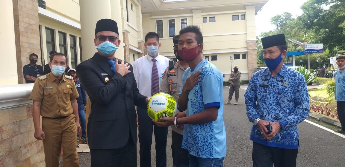 aksi-sejuta-bola-gubernur-herman-deru-bagikan-bola-untuk-17-klub-termasuk-pagaralam-220806n-rev2.jpg