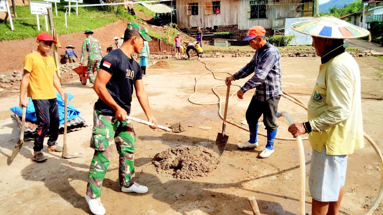 mengolahragakan-masyarakat-satgas-pamtas-yonif-raider-200bn-pos-apauping-membantu-pembangunan-lapangan-olahraga-220806q-rev2.jpg
